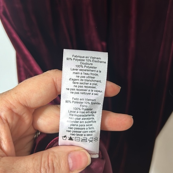 SLNY burgundy velvet side ruched evening dress with shoulder embellishments 14 - Picture 6 of 6